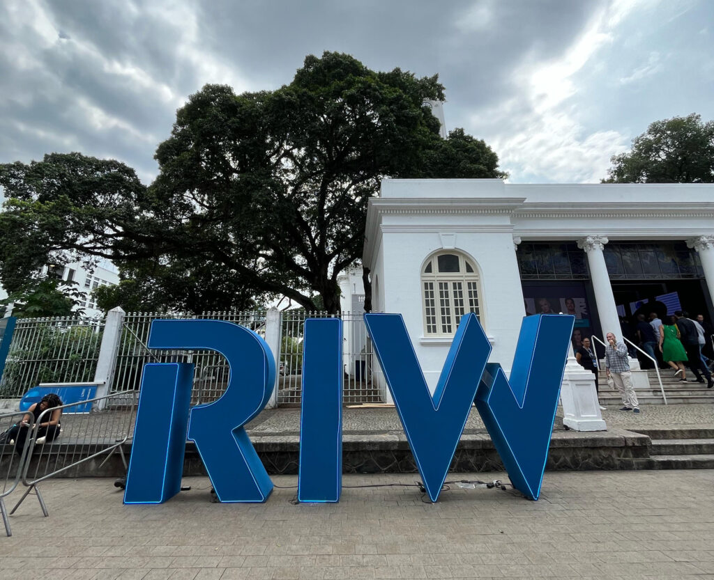 Letreiro na entrada do Rio Innovation Week 2023