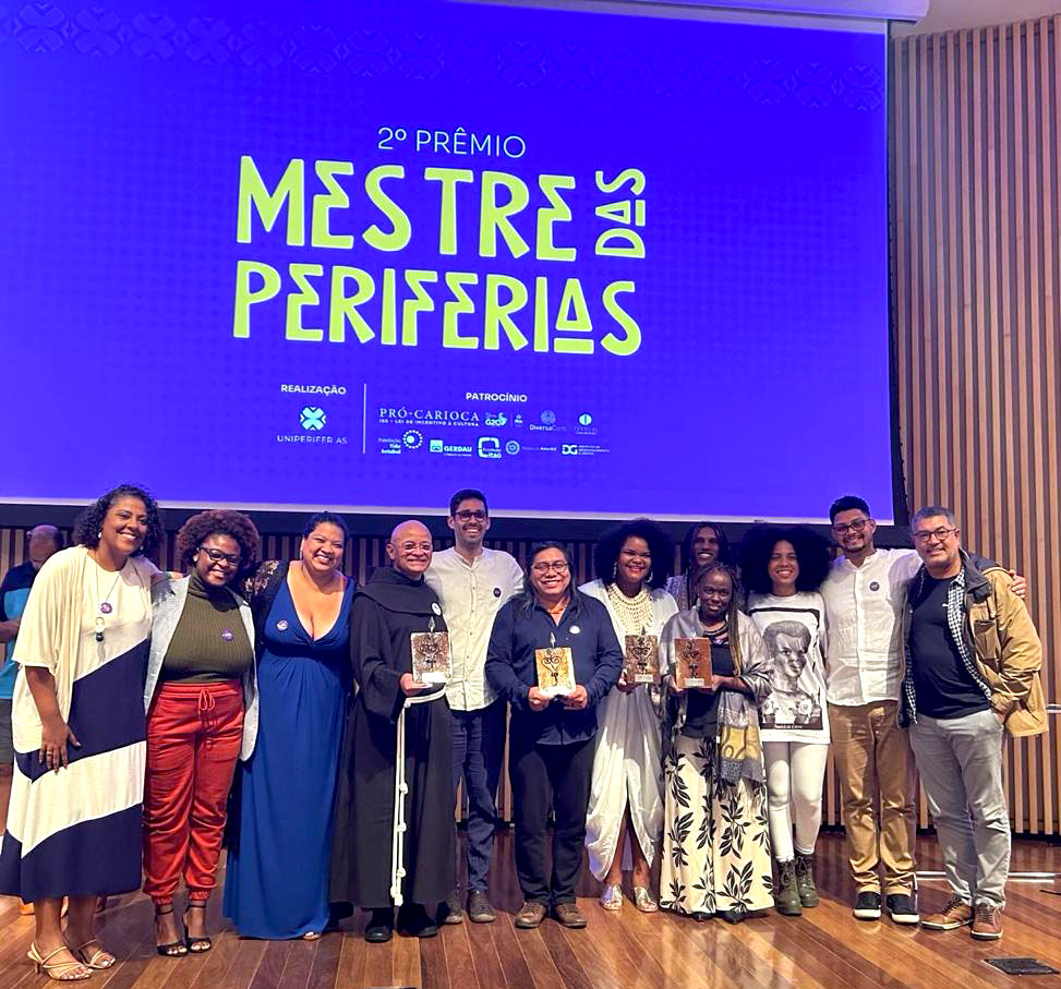 Equipes da Textual, DiversaCom e UNIperferias no palco junto dos vencedores do 2º prêmio Mestre das Periferias